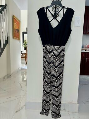 Black & White Patterned Women's Jumpsuit - Sleeveless V-Neck size L